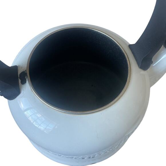 Le Creuset 2.1 Litre/2.2 Quart White/Ivory Tea Pot - Picture 14 of 16